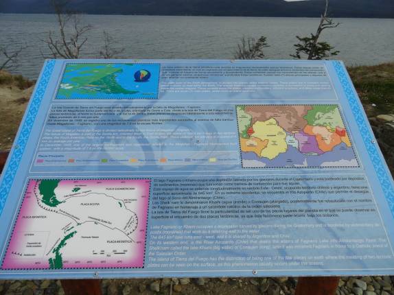 Placa informativa sobre as origens e características do lago Fagnano, no sul da Terra do Fogo, na Argentina (foto de Alex Carniel)